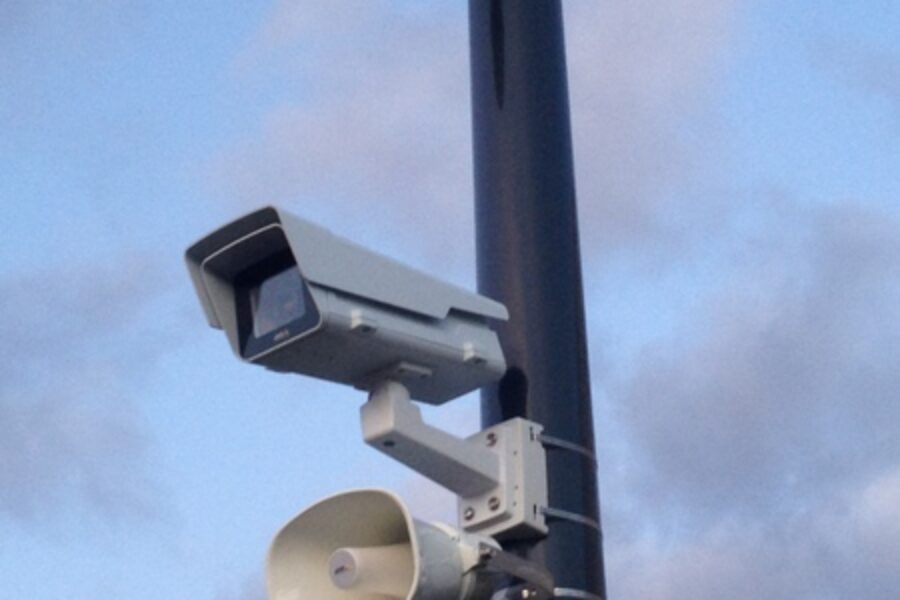 caméra fixe en vue d'ensemble dôme motorisé pour le suivi et le détail interpellation par haut-parleur ip